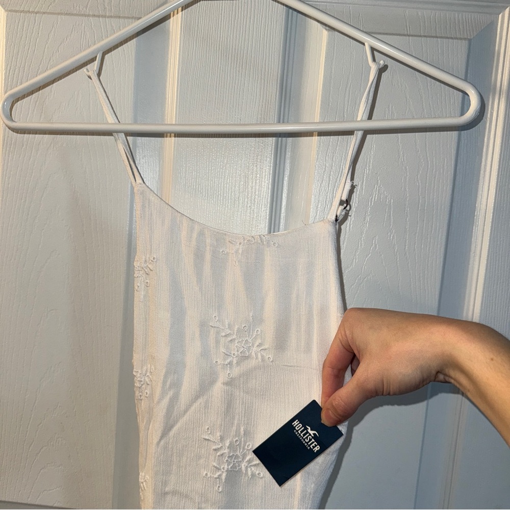 New Hollister White Flower Embroidered Dress. Size small. Cross back